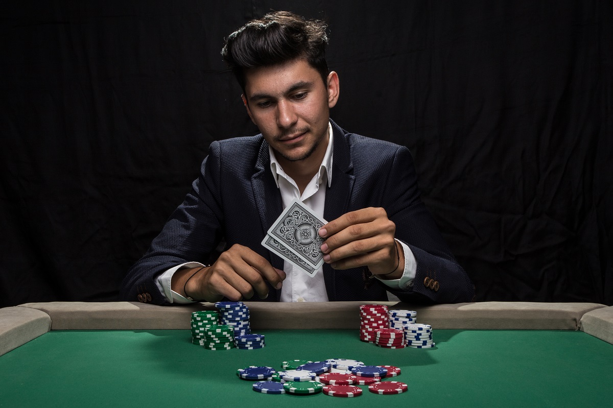 Pahami Keuntungan Bermain Taruhan Poker Secara Online dan Poker Secara Offline